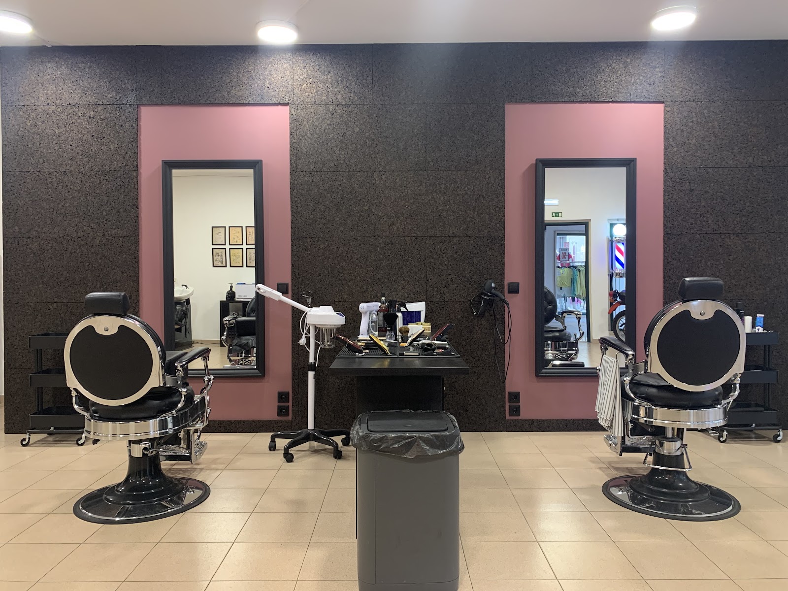 Interior da Clandestina Barbearia